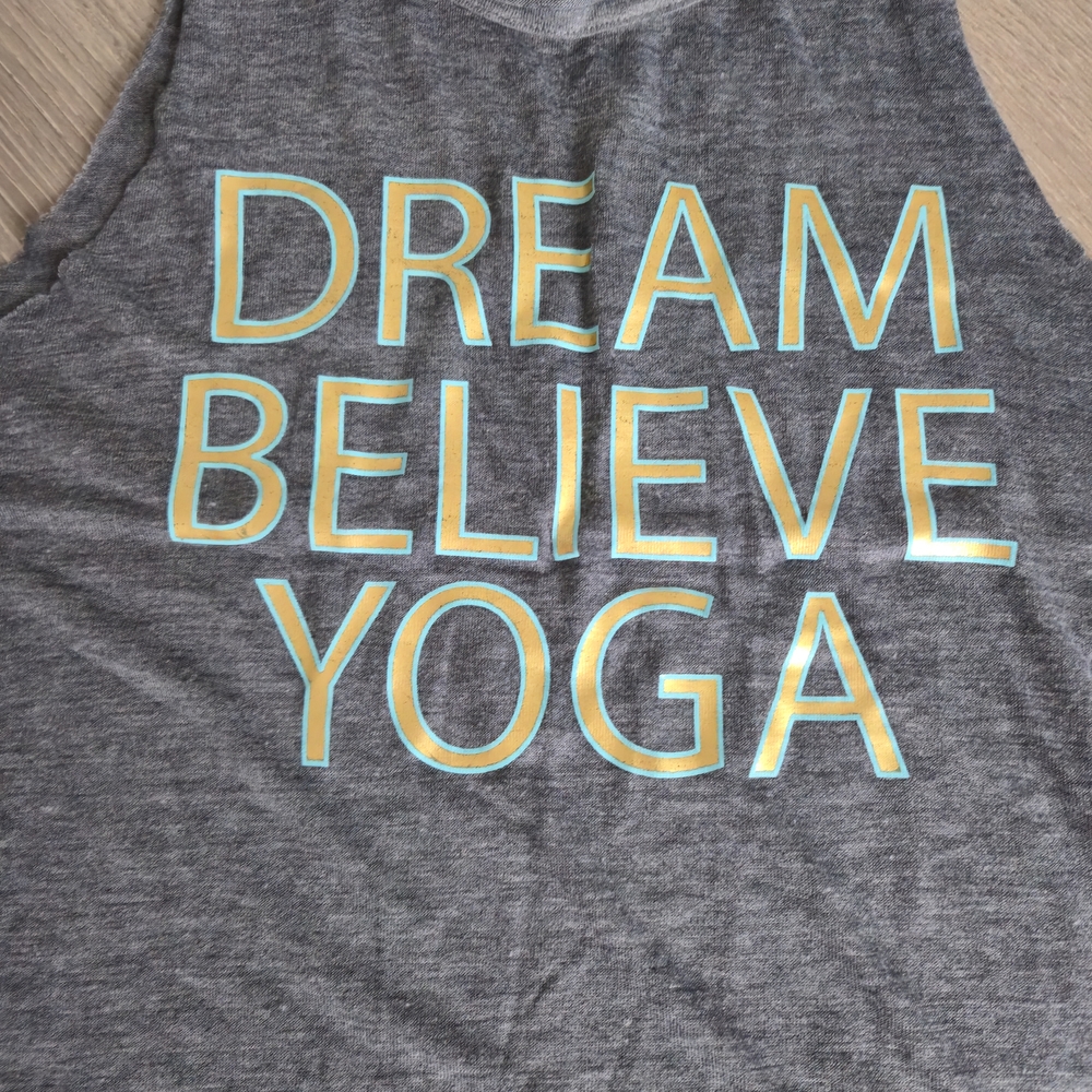 NWT CHASER Woman Gray Sleeveless Top "DREAM BELIEVE YOGA" Size M - Picture 3 of 11